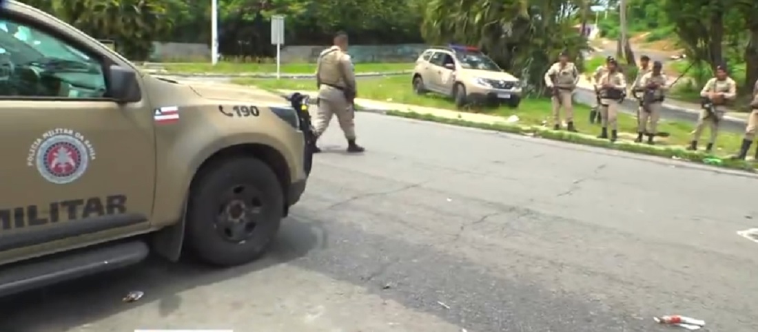 Movimentação de policiais militares no bairro por Reprodução/ TV Bahia