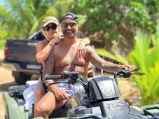 Imagem - Amando e vivendo: Ana Maria Braga anda de quadriciclo com o namorado na Bahia