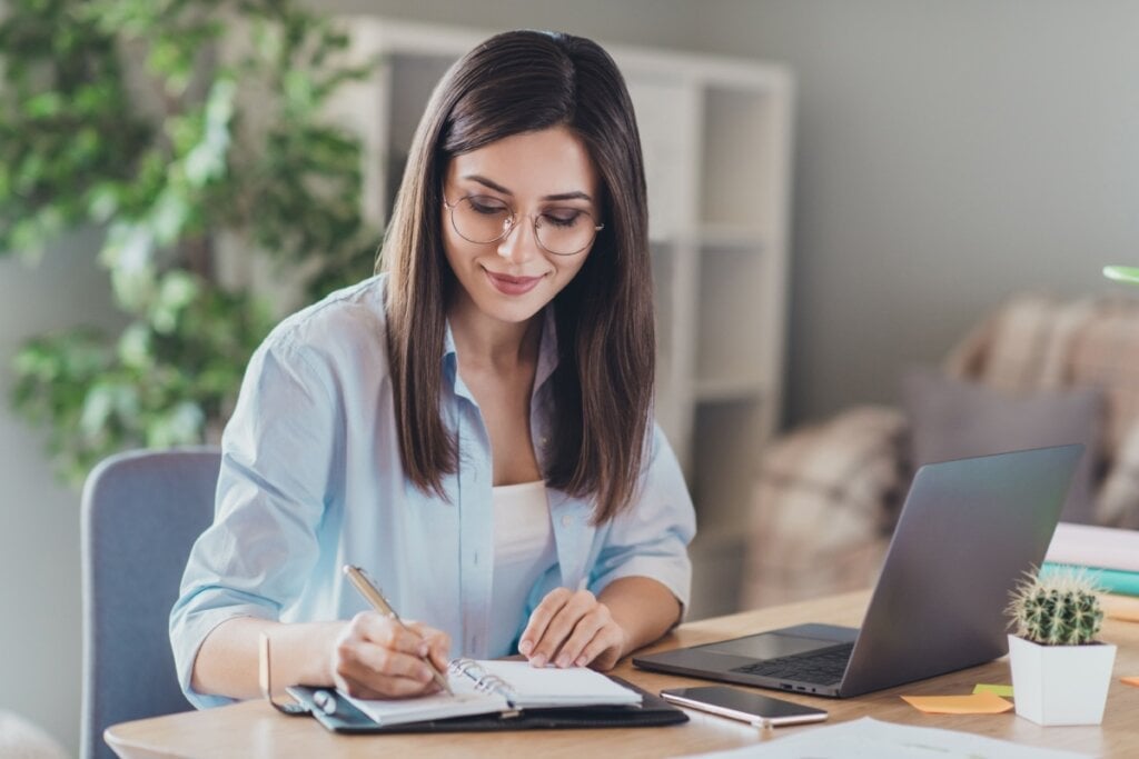 A educação financeira é importante para a independência da mulher (Imagem: Roman Samborskyi | Shutterstock)