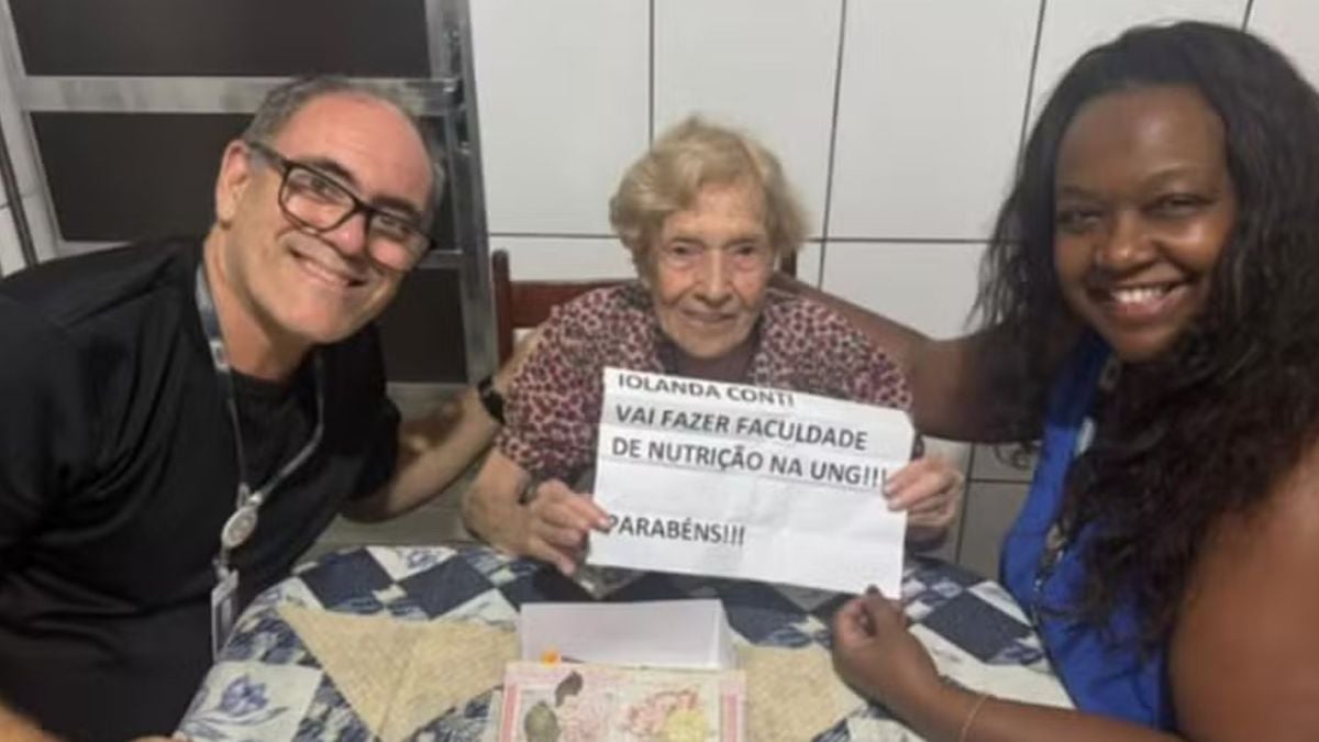 Iolanda Conti ao lado dos professores