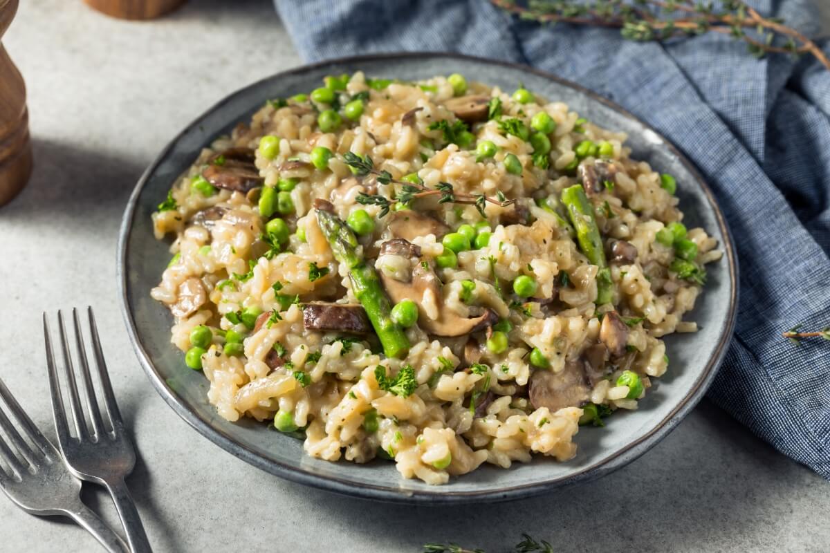 Risoto de aspargo, cogumelo e ervilha (Imagem: Brent Hofacker | Shutterstock)