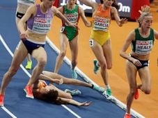 Imagem - Atleta cai, bate a cabeça e fica inconsciente durante corrida do Europeu Indoor de atletismo