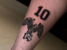 Imagem - Arrascaeta faz tatuagem em homenagem ao Flamengo; veja foto