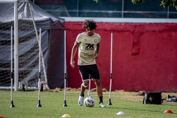 Atacante Fabri voltou aos treinos do Vitória