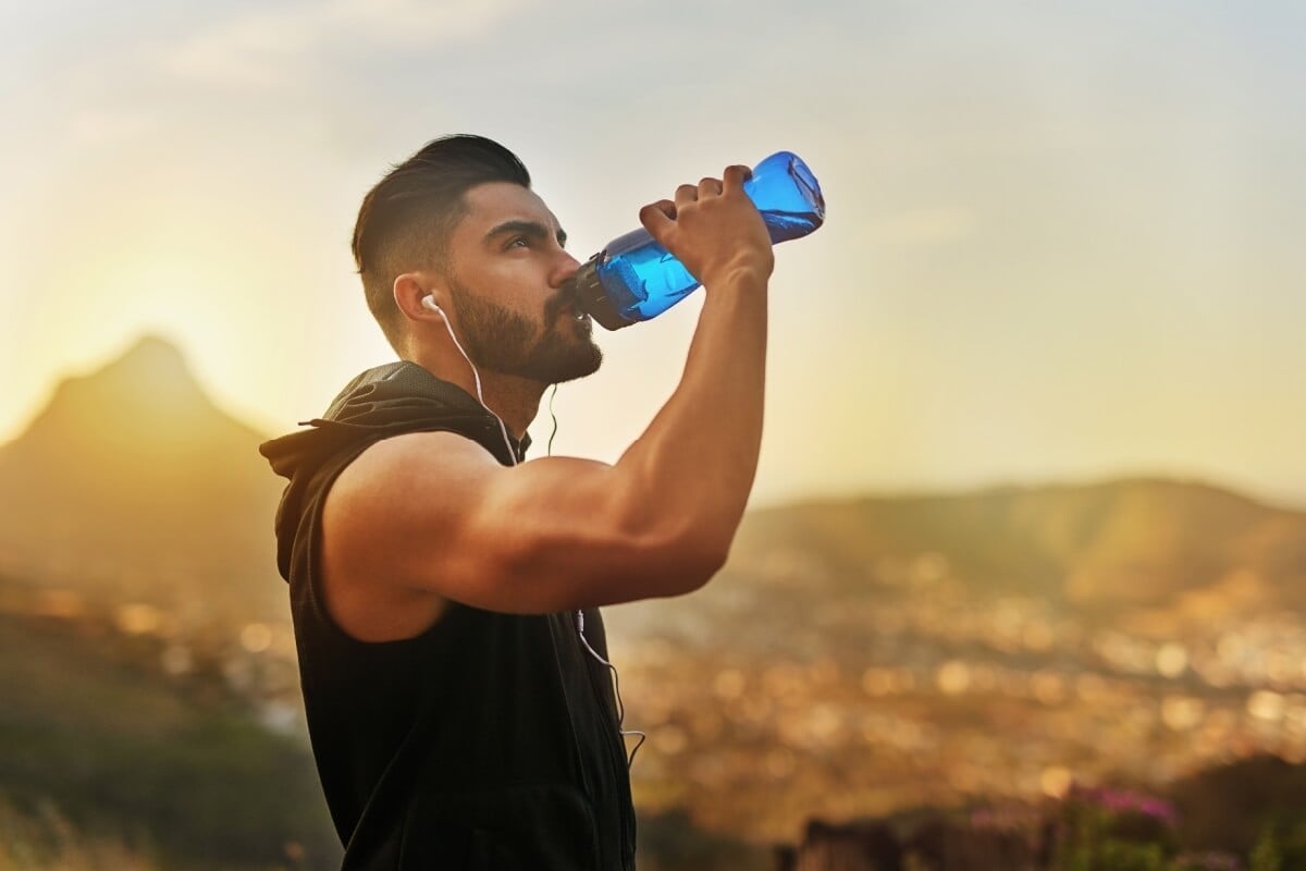 O calor intenso exige cuidados redobrados durante a prática de atividade física (Imagem: PeopleImages.com - Yuri A | Shutterstock)