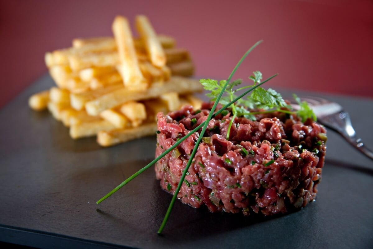 Steak tartare com batata frita (Imagem: Calebe Simoes | Shutterstock)