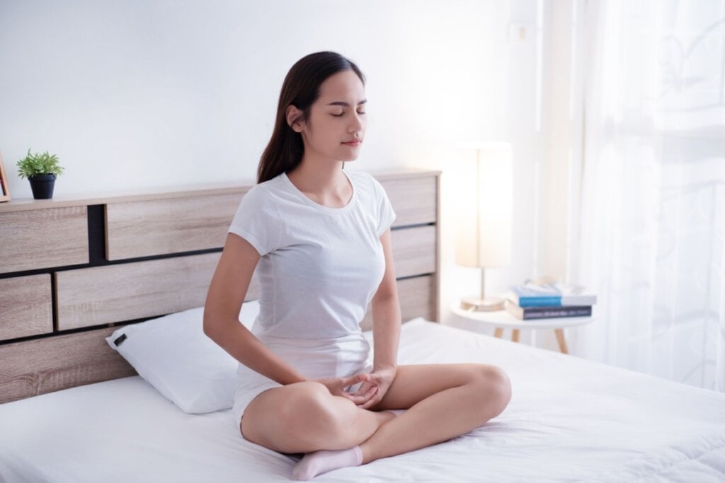 Técnicas de respiração profunda ajudam o corpo a relaxar antes de dormir (Imagem: TORWAISTUDIO | Shutterstock)