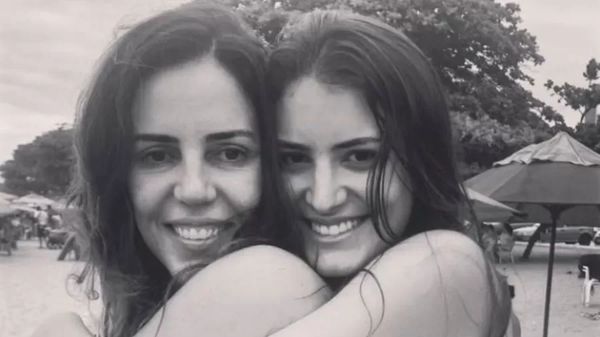 Flávia Bicalho (à esq.) e a filha Letícia