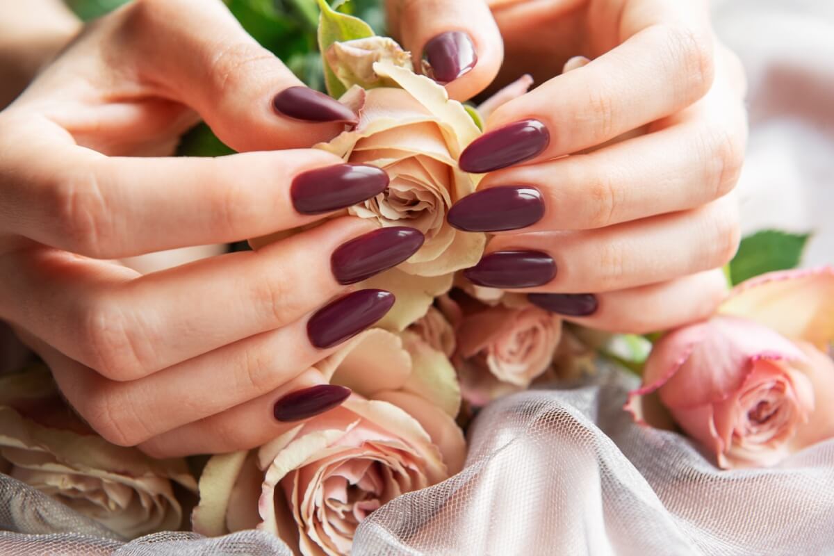 Há diferentes tipos de alongamento para unhas (Imagem: Olena Rudo | Shutterstock)