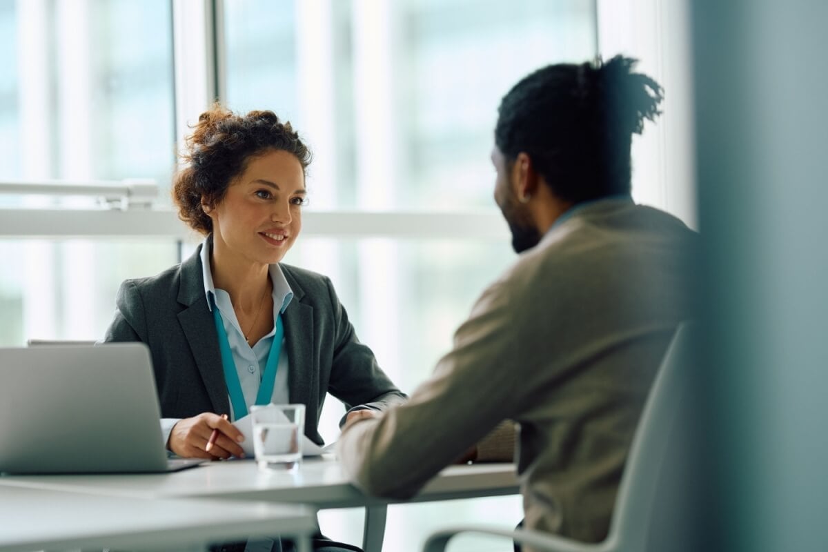 Saber negociar o salário ao receber uma oferta de trabalho é importante para o candidato (Imagem: Drazen Zigic | Shutterstock)