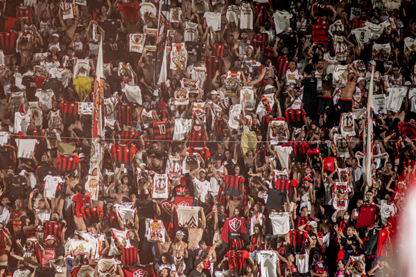 Torcida do Vitória durante jogo no Barradão