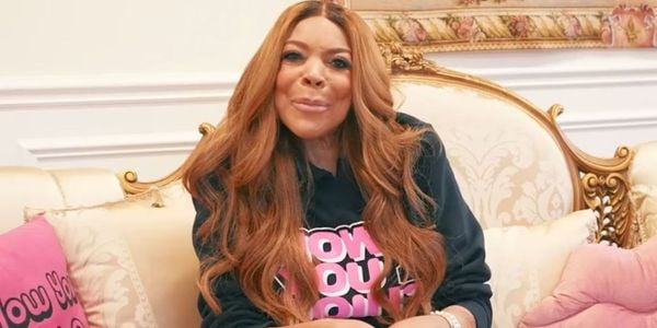 Wendy Williams é levada à ambulância após pedido de socorro