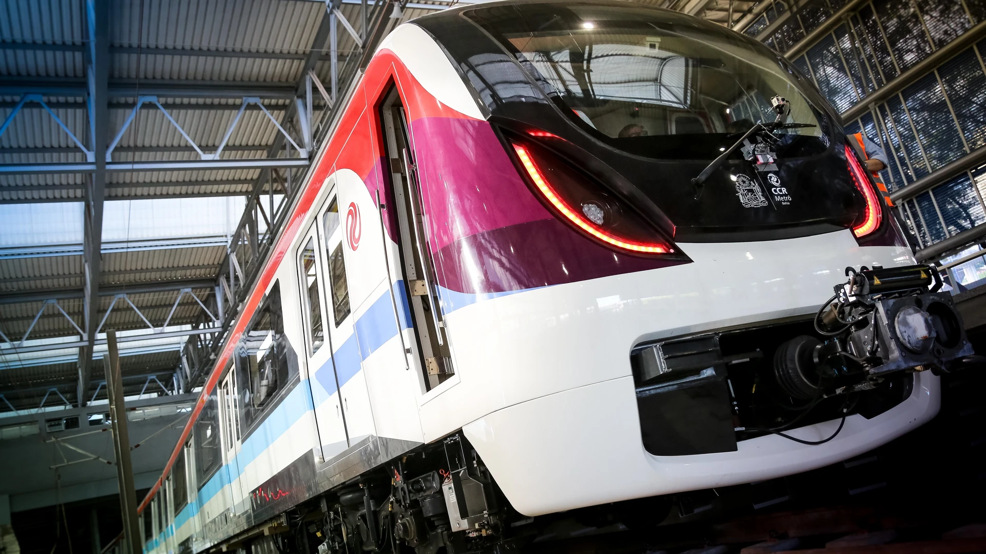 Imagem - Passageira fica com a perna presa no vão da plataforma do metrô em Salvador