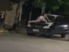 Imagem - Mulher sobe em capô de carro em movimento para impedir que marido alcoolizado leve a filha do casal