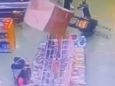 Imagem - Vídeo: cliente sofre fratura e desmaia ao ser atingida por carga de leite condensado em mercado