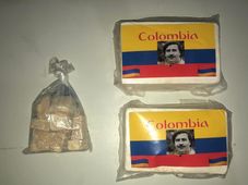 Imagem - Cocaína personalizada com rosto de Pablo Escobar é apreendida na Região Metropolitana de Salvador