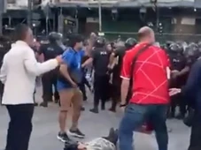 Imagem - Protesto de aposentados em Buenos Aires termina em confronto; fotógrafo é ferido