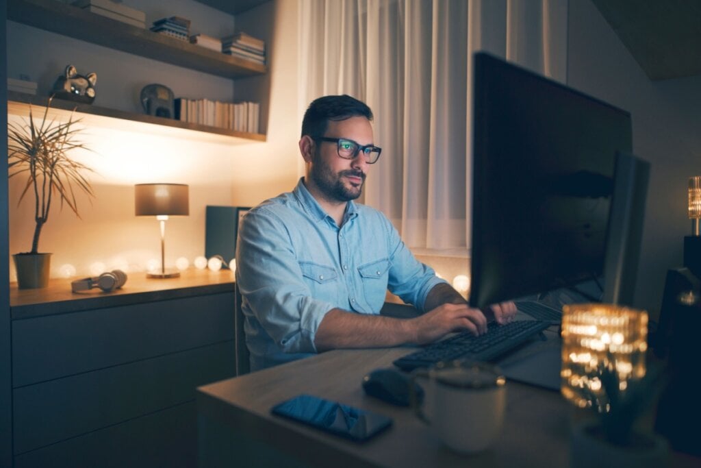 A posição do monitor influencia a postura, por isso s tela deve estar alinhada à altura dos olhos (Imagem: | Shutterstock)