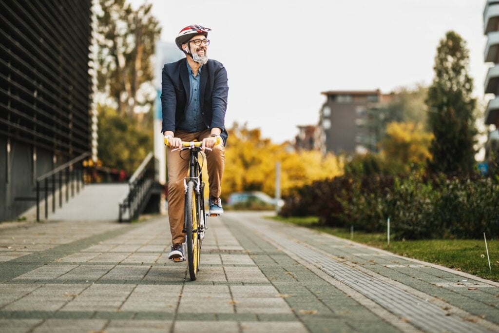 Ir de bicicleta para o trabalho é um estímulo simples que leva o corpo ao movimento (Imagem: MilanMarkovic78 | Shutterstock)