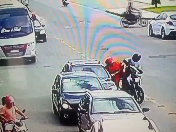 Os dois homens na moto atiraram