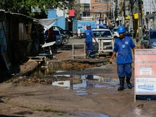 Imagem - Água invade casas na Boca do Rio após vazamento