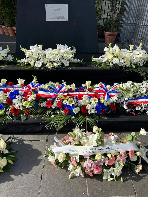 Coroas de flores para homenagear as vitimas