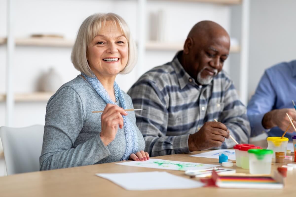 A arteterapia melhora a qualidade de vida dos idosos (Imagem: Prostock-studio | Shutterstock) 