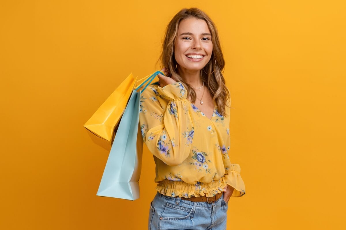 Compras consciente evitam impulsos que prejudicam o planejamento financeiro (Imagem: Maria Markevich | Shutterstock) 