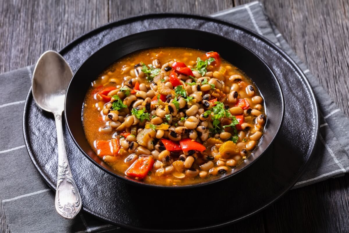 Feijão-fradinho com legumes (Imagem: from my point of view | Shutterstock) 