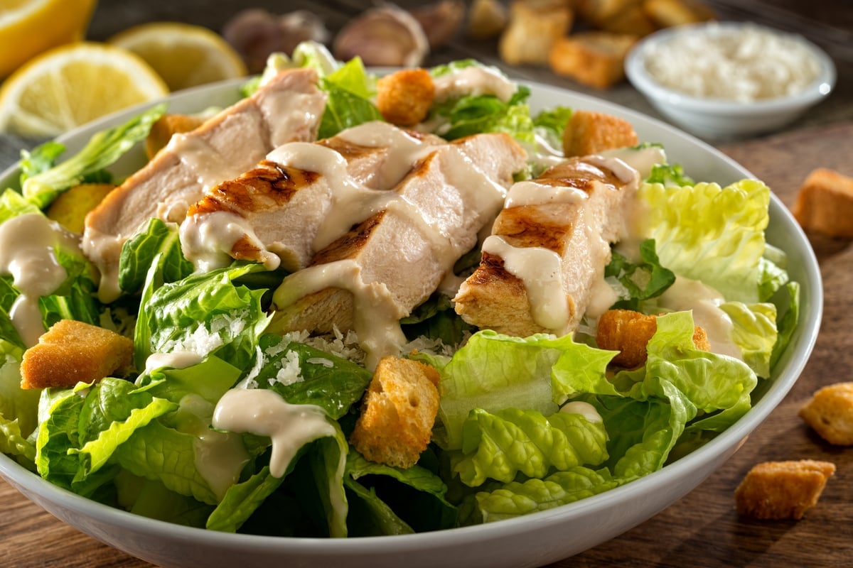 Salada caesar (Imagem: Foodio | Shutterstock)