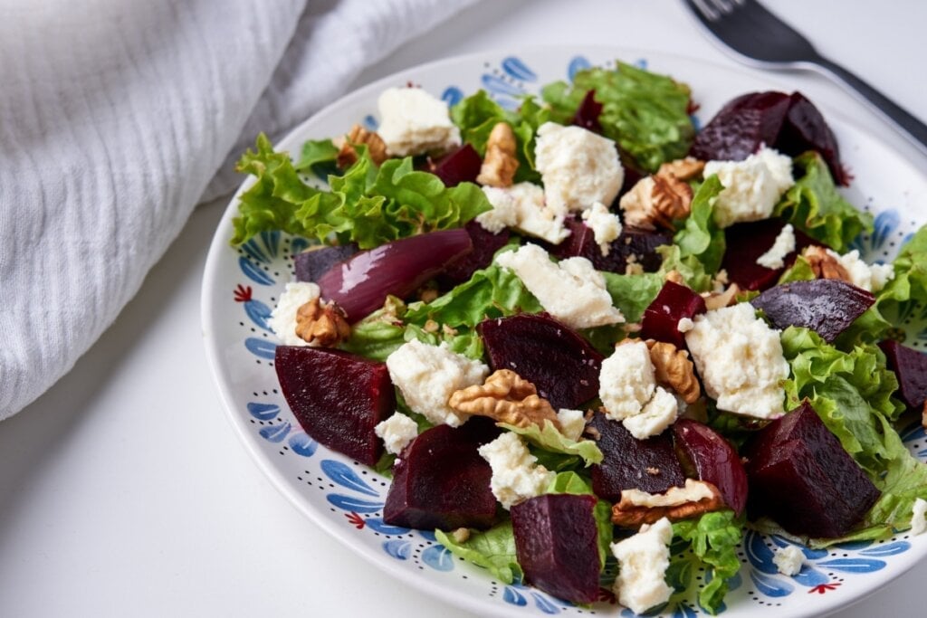 Salada de beterraba com queijo feta e nozes (Imagem: kiboka | Shutterstock) 