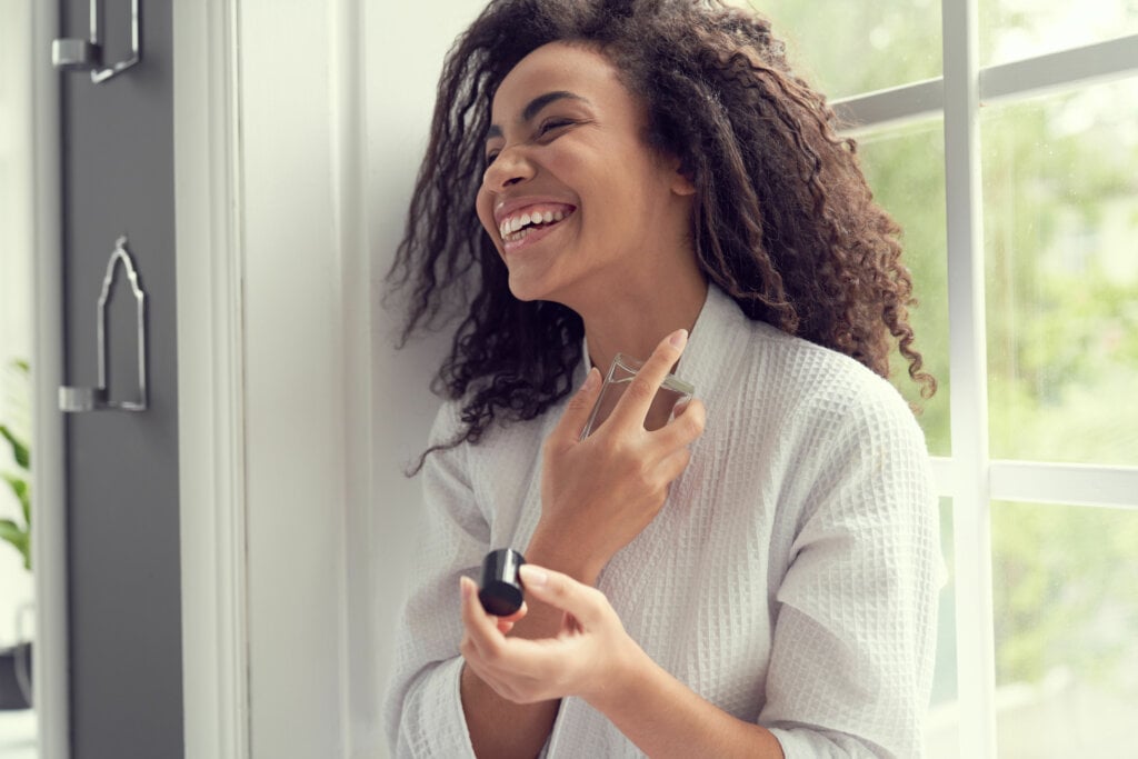 Substâncias em perfumes podem causar hipersensibilidade no nariz, gerando sintomas semelhantes aos da rinite (Imagem: Olena Yakobchuk | ShutterStock)