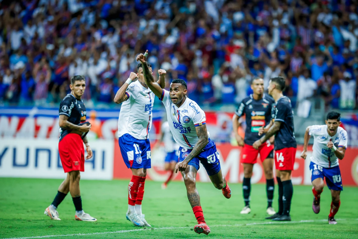 Jean Lucas celebra gol que colocou o Bahia na fase de grupos da Libertadores