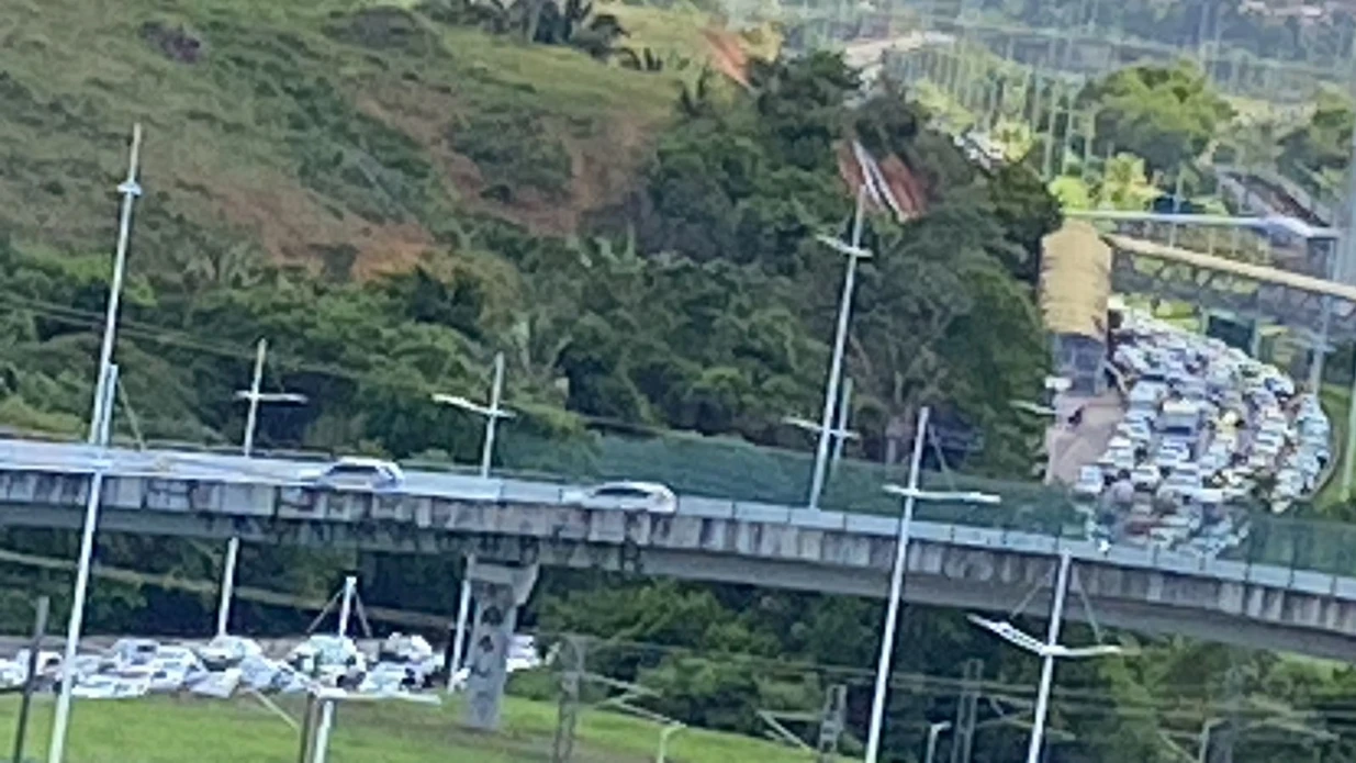 Imagem - Tiroteio assusta motoristas e provoca trânsito intenso na Avenida Paralela; veja vídeo