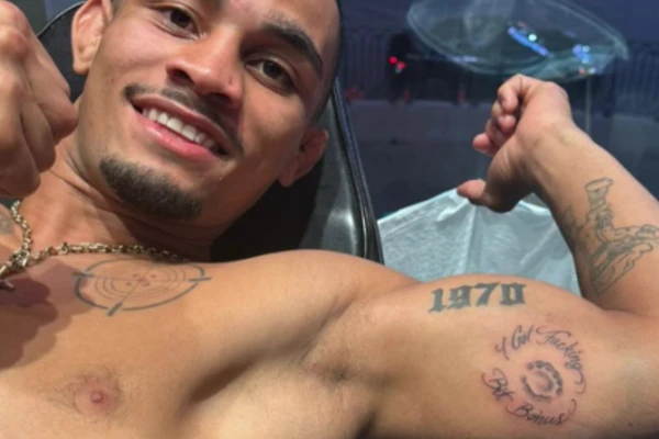 André Mascote, lutador do UFC, com a tatuagem da mordida