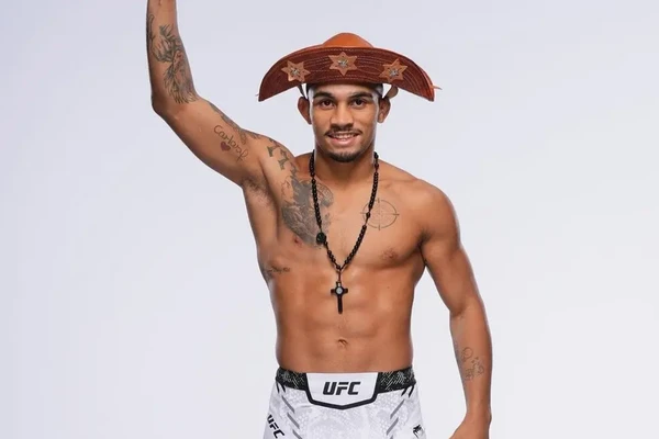 André Mascote, lutador do UFC, com o chapéu de cangaceiro