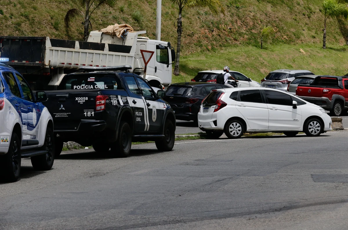 Carro ficou atravessado após tiroteio na Avenida Paralela