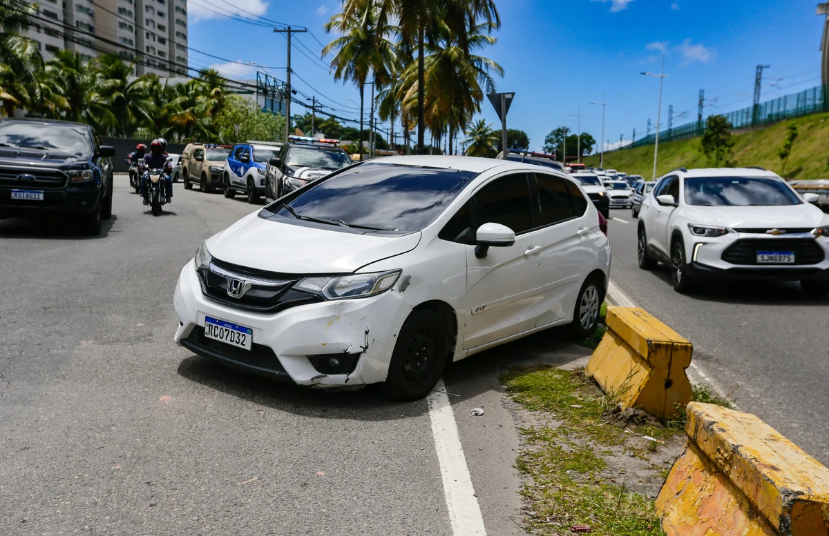 Carro usado por bandidos foi roubado em 2023, na cidade de Camaçari