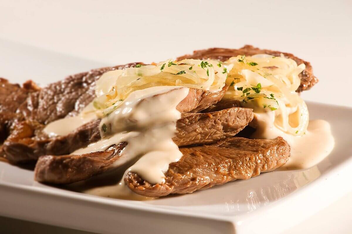 Bife acebolado com molho de maionese (Imagem: Unilever | Shutterstock) 