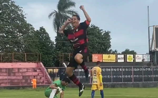 Magno Alves comemora gol pelo Atlético-CE