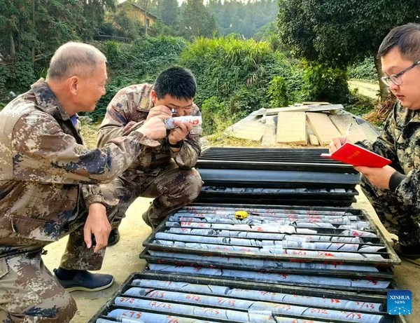 Técnicos do Instituto de Pesquisa e Monitoramento de Desastres Geológicos da Província de Hunan 