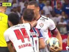 Imagem - Vitória entra com representação contra arbitragem por 'agressão de Everton Ribeiro'