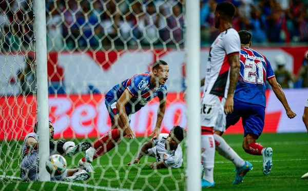 Gabriel Xavier comemora gol do Bahia sobre o Vitória