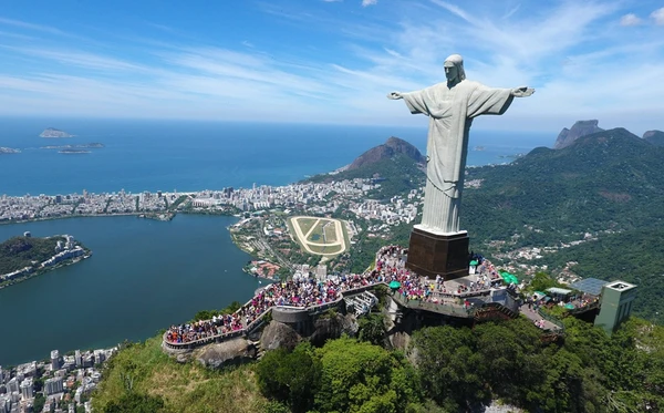 Homem de 54 anos passou mal e morreu nas escadarias que dão acesso ao Cristo Redentor