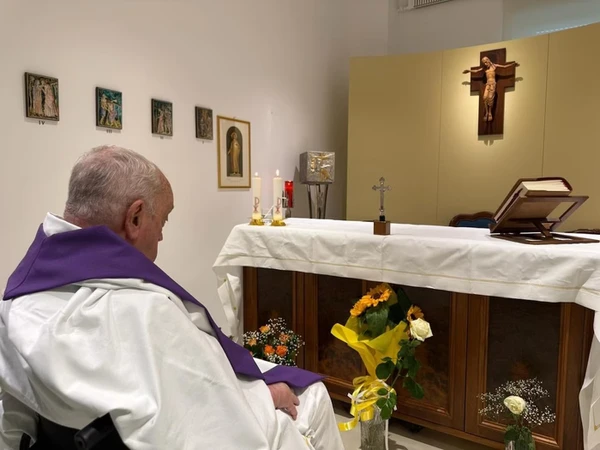 Vaticano divulga imagem do papa celebrando missa de cadeira de rodas em capela de hospital