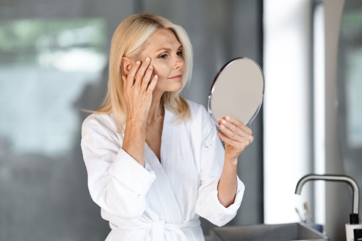 A redução dos hormônios também afeta a qualidade da pele das mulheres (Imagem: Prostock-studio | Shutterstock)