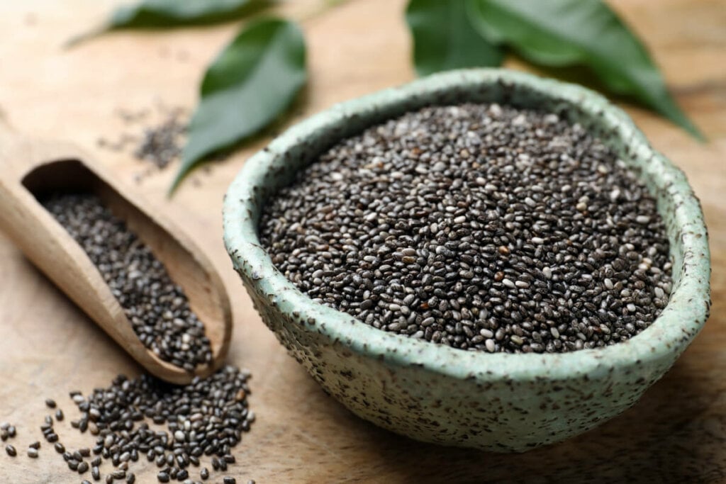 As sementes de chia são ricas em cálcio e contribuem para a saúde dos ossos (Imagem: New Africa | Shutterstock)