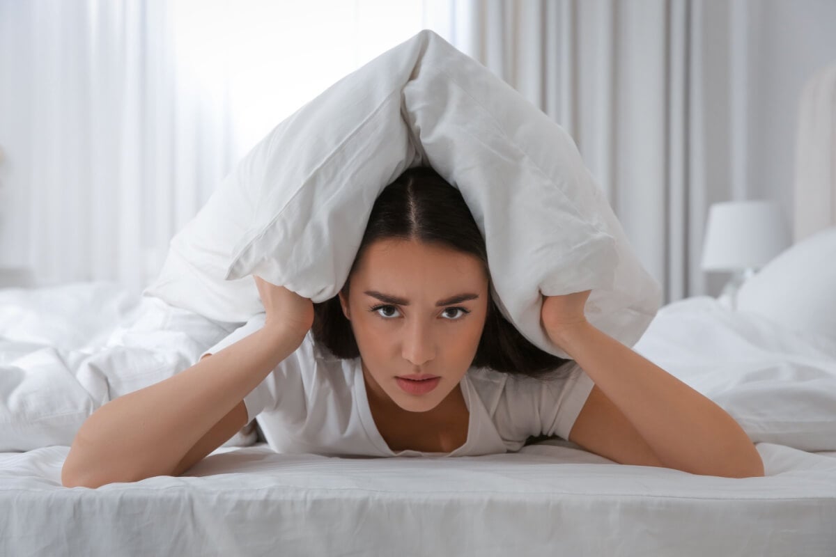 Diversos fatores podem atrapalhar o sono (Imagem: New Africa | Shutterstock) 