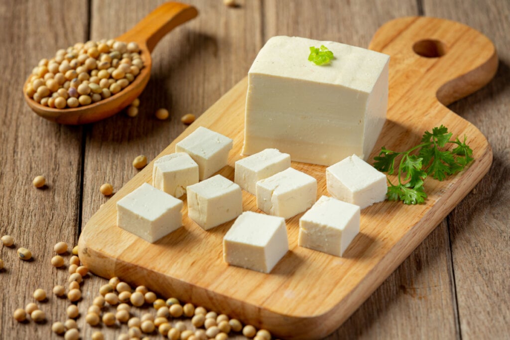 O tofu é uma excelente opção para vegetarianos e veganos obterem cálcio (Imagem: 271 Eak Moto | Shutterstock)