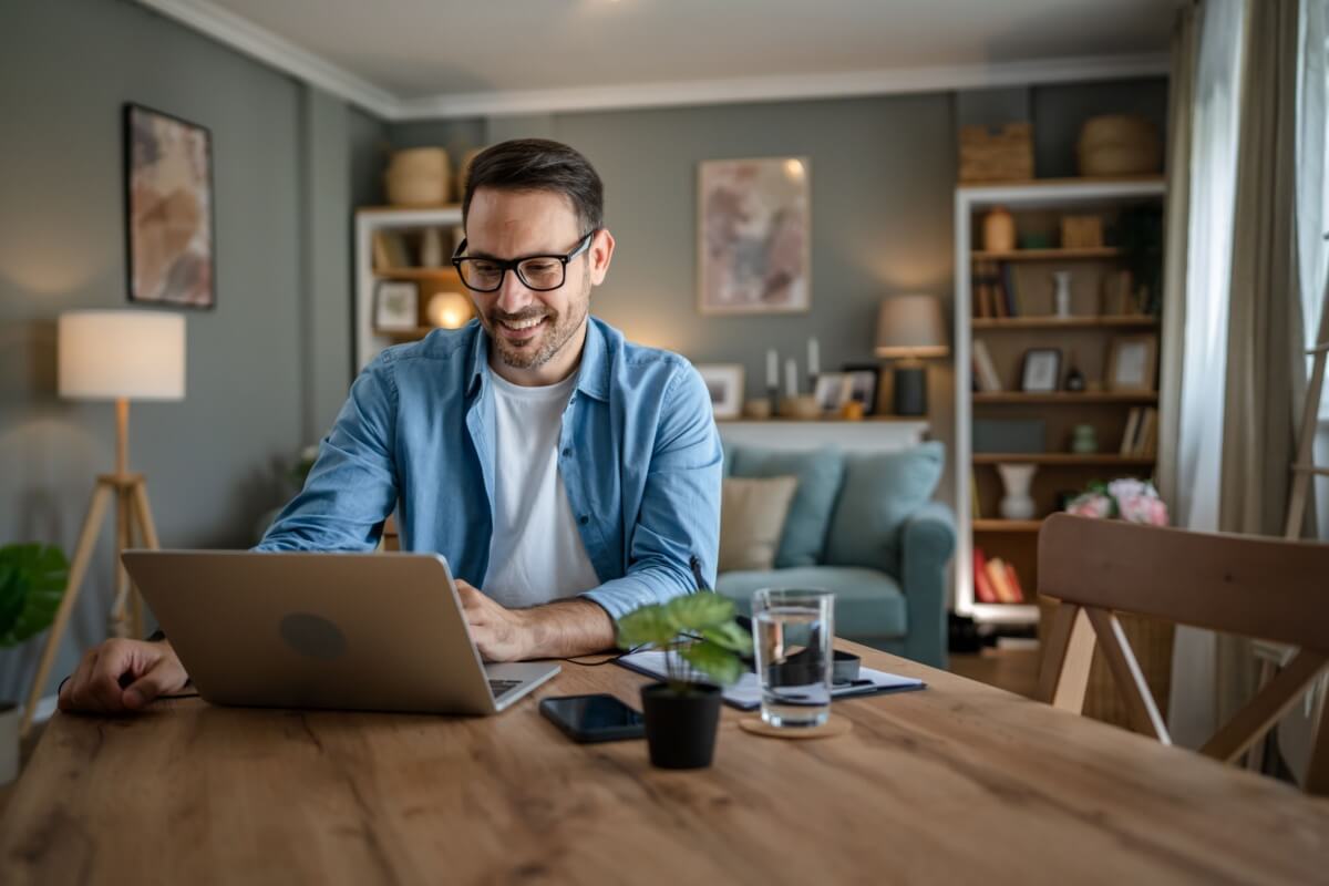 O viés da proximidade pode prejudicar a avaliação justa do trabalho (Imagem: Miljan Zivkovic | Shutterstock)